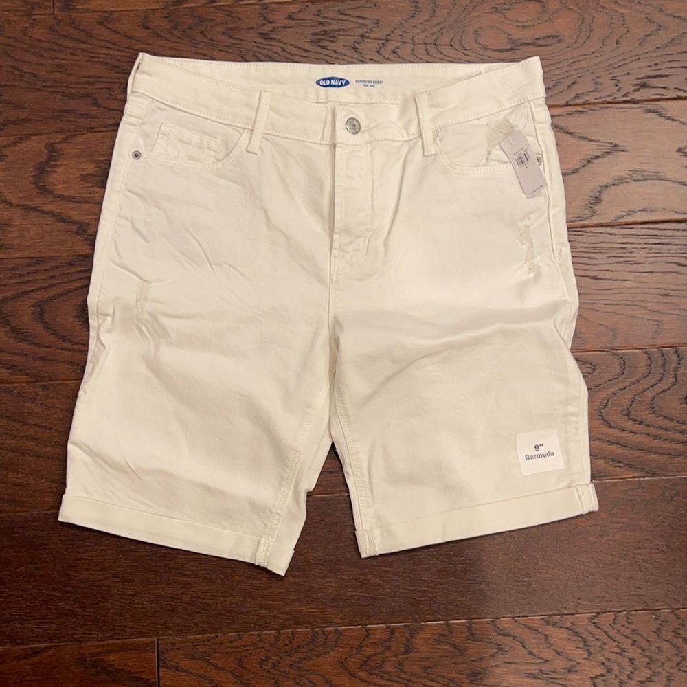 Women’s white Bermuda shorts